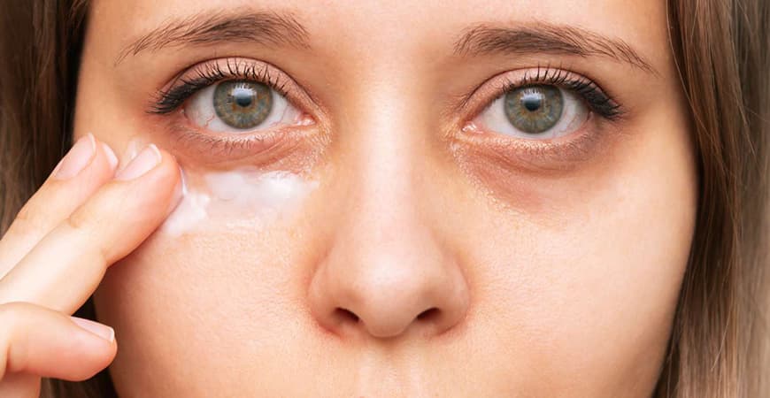 محصولات مراقبتی کاهش تیرگی دور چشم 